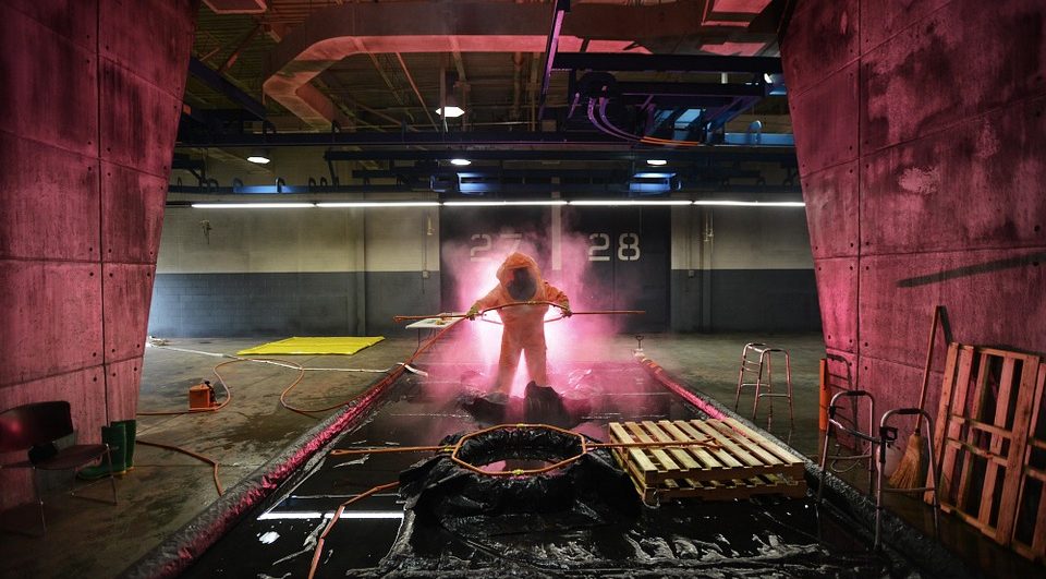 ניקוי בחליפת מגן מלאה Hazmat Suit ניקוי בחליפת מגן מלאה Hazmat Suit